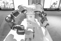 超萌機器人秀毛筆字玩轉魔方 ABB公司來辦展